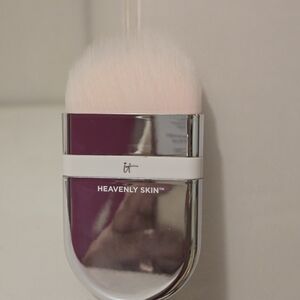 NEW IT Cosmetics Heavenly Skin Brush - One Wonder Sweep